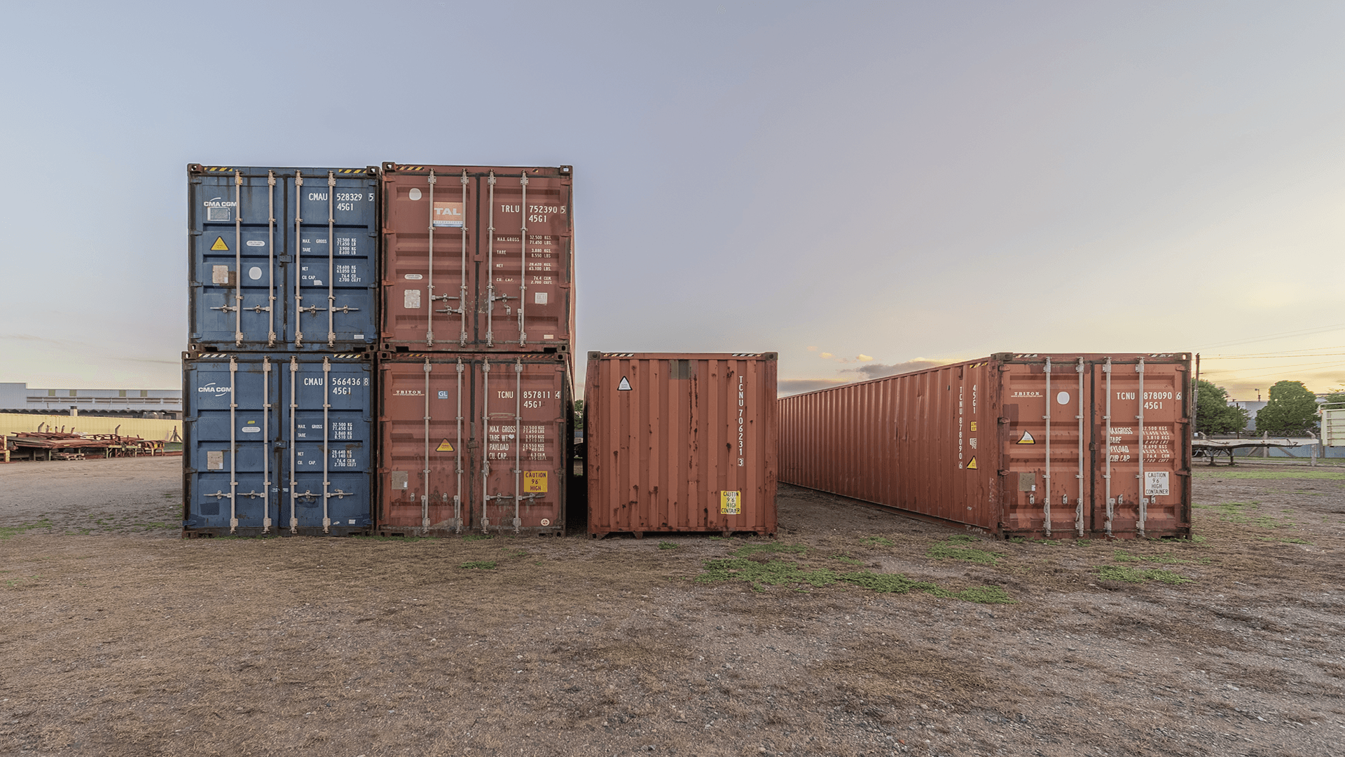 Predio de contenedores de Francia Containers en Córdoba al atardecer
